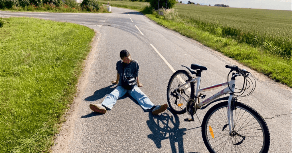 道路で疲れ果てたまな