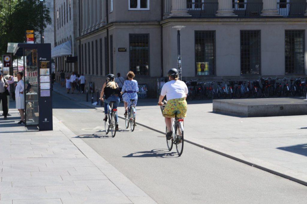 コペンハーゲンでヘルメットをつけて自転車に乗る人達
