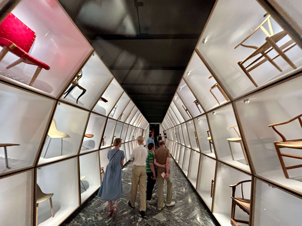 椅子セクションの展示