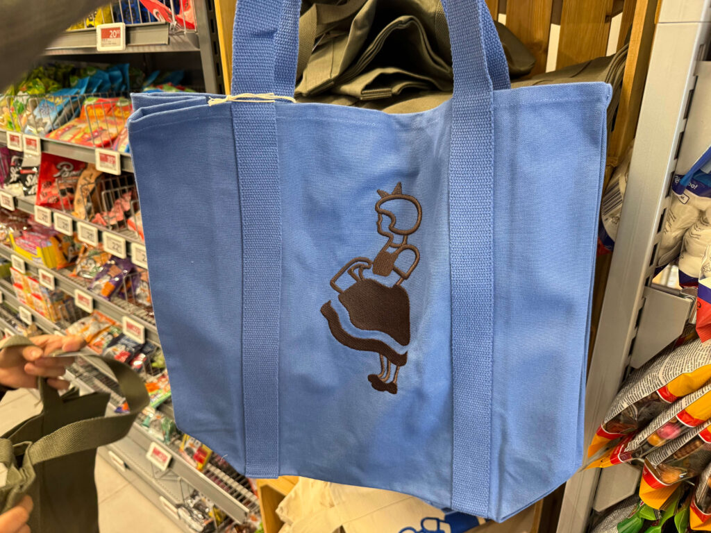 購入した青 × ブラウン刺繍のイヤマトートバッグ