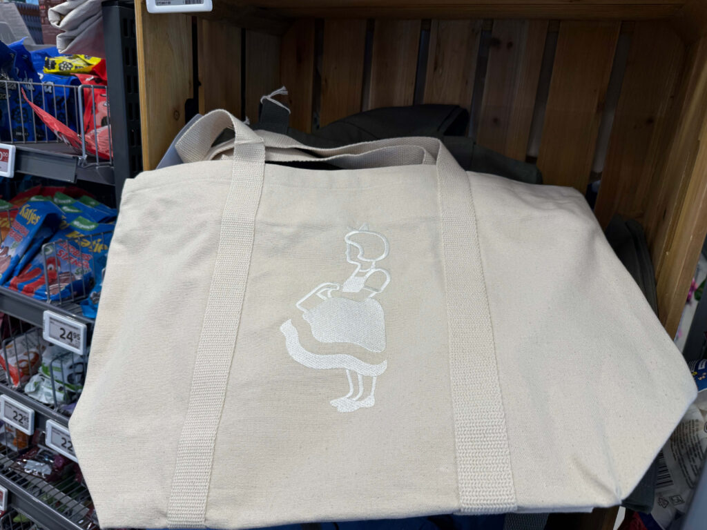 白(ベージュ寄りの無地)× 白刺繍のイヤマトートバッグ