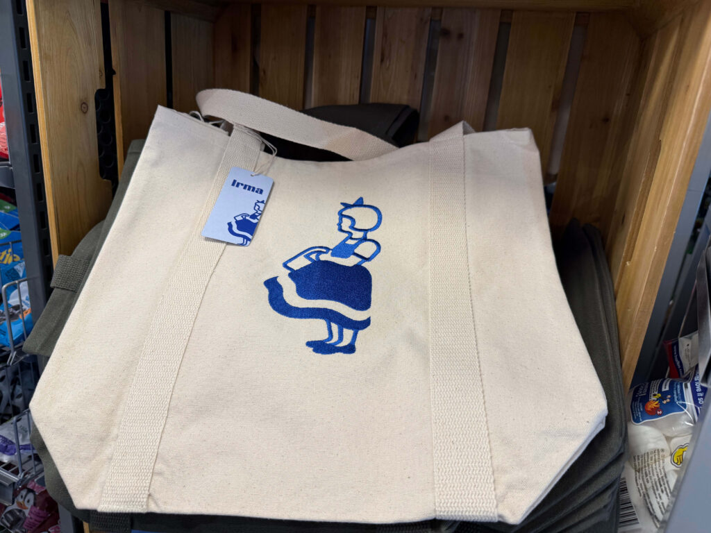 白(ベージュ寄りの無地)× 青刺繍のイヤマトートバッグ